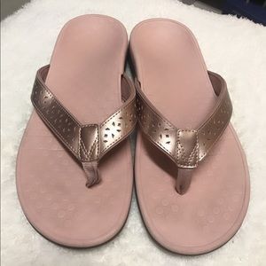 Vionic Rose Gold trimmed flip flop
